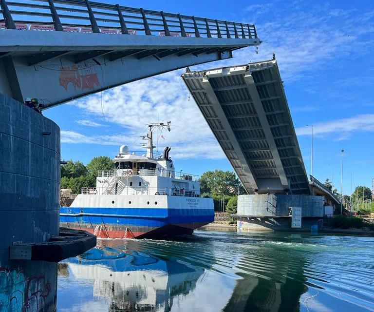 Con paso de embarcación Patagón VII, MOP concluyó aperturas del puente Cau Cau durante el presente año