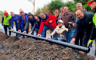 Con instalación de primera tubería se inició ampliación de servicio de agua potable rural de Mantilhue en Río Bueno