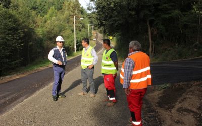 MOP trabaja en asfaltado de camino hacia Punucapa en Valdivia