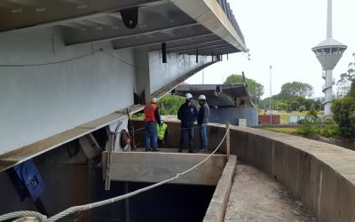 Sin paso de embarcaciones y en breve tiempo se desarrolló apertura del puente Cau Cau para su revisión estructural