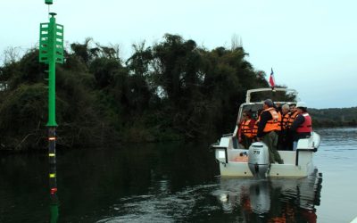 Continúa instalación de balizas entre Trumao y Puerto La Barra en el río Bueno