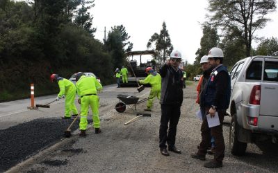 Con bacheos en accesos a puentes Estancilla y Cutipay siguen en marcha mejoramiento de Ruta Valdivia-Niebla