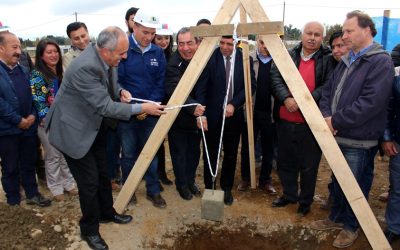 Autoridades y comunidad educativa de Pelchuquín, pusieron primera piedra que inicia reposición de Escuela José Arnoldo Bilbao