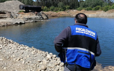 Dirección de Aguas de MOP Los Ríos fiscaliza a empresa por extracción de áridos en Mariquina con apoyo de Carabineros