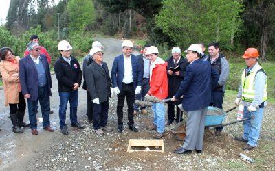 Colocación de primera piedra da inicio a asfaltado de la Ruta Valdivia-Futa, que conecta con la comuna de Corral