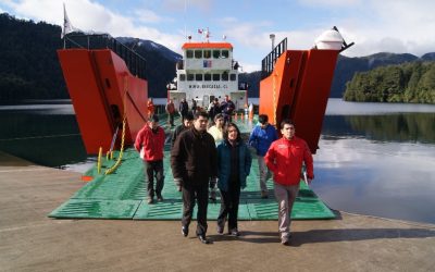 Luego del cambio de motores barcaza Hua Hum retoma sus viajes en Lago Pirehueico