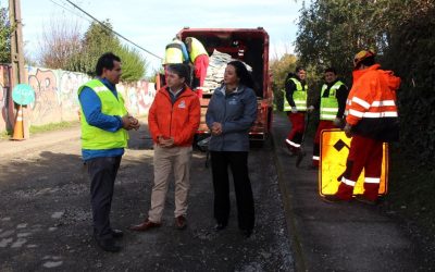 MOP realiza faenas de bacheo para mejorar estado de la calle El Castillo en Niebla