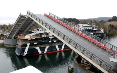MOP completó nueva apertura programada del puente Cau Cau, con paso de embarcación Magellan Explorer