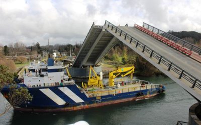 MOP completó en 3 horas y 55 minutos nueva apertura del puente Cau Cau para el paso de dos embarcaciones
