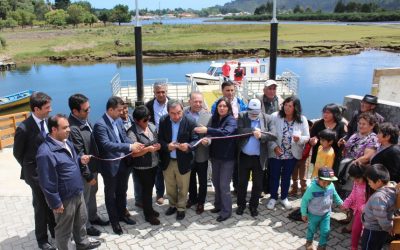 Vecinos de Mehuín Bajo y autoridades inauguran moderno embarcadero, para la conectividad en el río Lingue