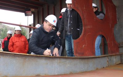 Ministro Alberto Undurraga inspecciona construcción de segunda barcaza para el Lago Pirehueico
