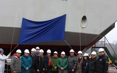 Descubren nombre de nueva barcaza “Puerto Fuy”, que se construye en la ribera del Lago Pirehueico