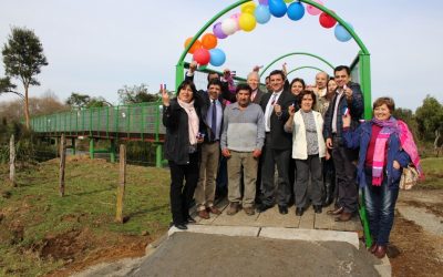 Vecinos de sector La Isla de Choroico, en el límite de La Unión y Paillaco, inauguraron felices su nueva pasarela peatonal