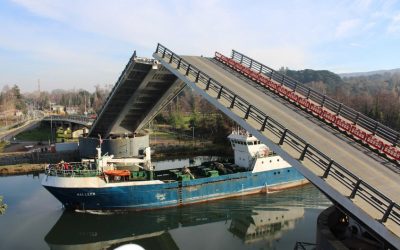 Cuatro embarcaciones navegaron en nueva apertura programada del puente Cau Cau