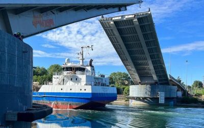Con paso de embarcación Patagón VII, MOP concluyó aperturas del puente Cau Cau durante el presente año