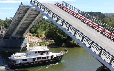 Su jornada más intensa de tránsito fluvial, experimentó el puente Cau Cau con paso de cuatro embarcaciones