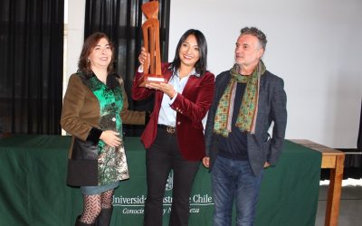 Universidad Austral entregó premio de Arquitectura, Marta Scheu a la actual seremi del MOP de Los Ríos, Sandra Ili