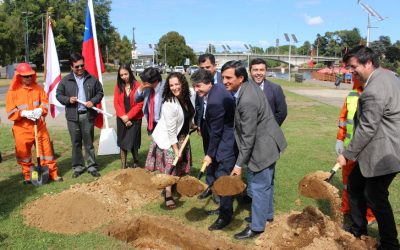Autoridades colocan primera piedra que da inicio a remodelación de la Costanera de Valdivia