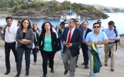 Vecinos de isla Huapi contarán con segunda barcaza y nuevo puerto de embarque