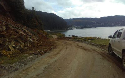 Ruta Valdivia-Corral está abierta al tránsito luego de derrumbe en sector La Aguada
