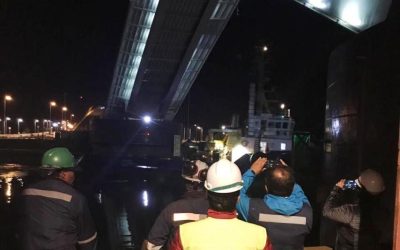 Con tránsito nocturno, cuatro embarcaciones pasaron por zona de puente Cau Cau en su séptima apertura programada