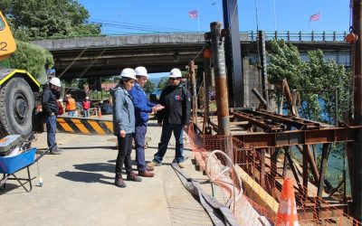 Reparación de socavón en Costanera de Valdivia, junto al puente Calle Calle, alcanza un 30% de avance