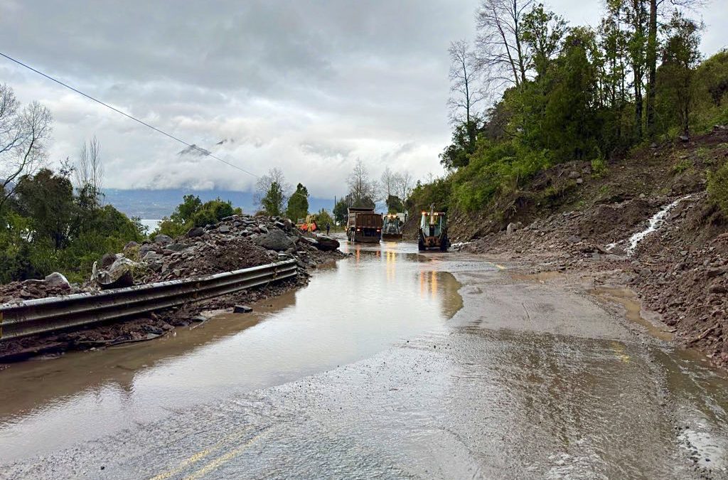 Luego de retirar gran parte del material caído, MOP habilita tránsito en km 19 de Ruta Panguipulli-Coñaripe