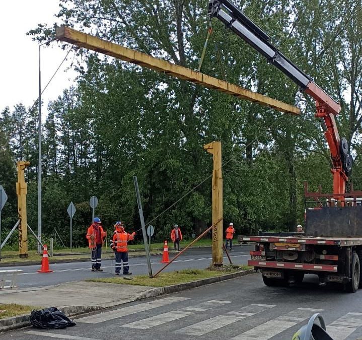 MOP retira pórticos restrictivos de altura en puente Cau Cau de Valdivia y tránsito queda habilitado para todo tipo de vehículos
