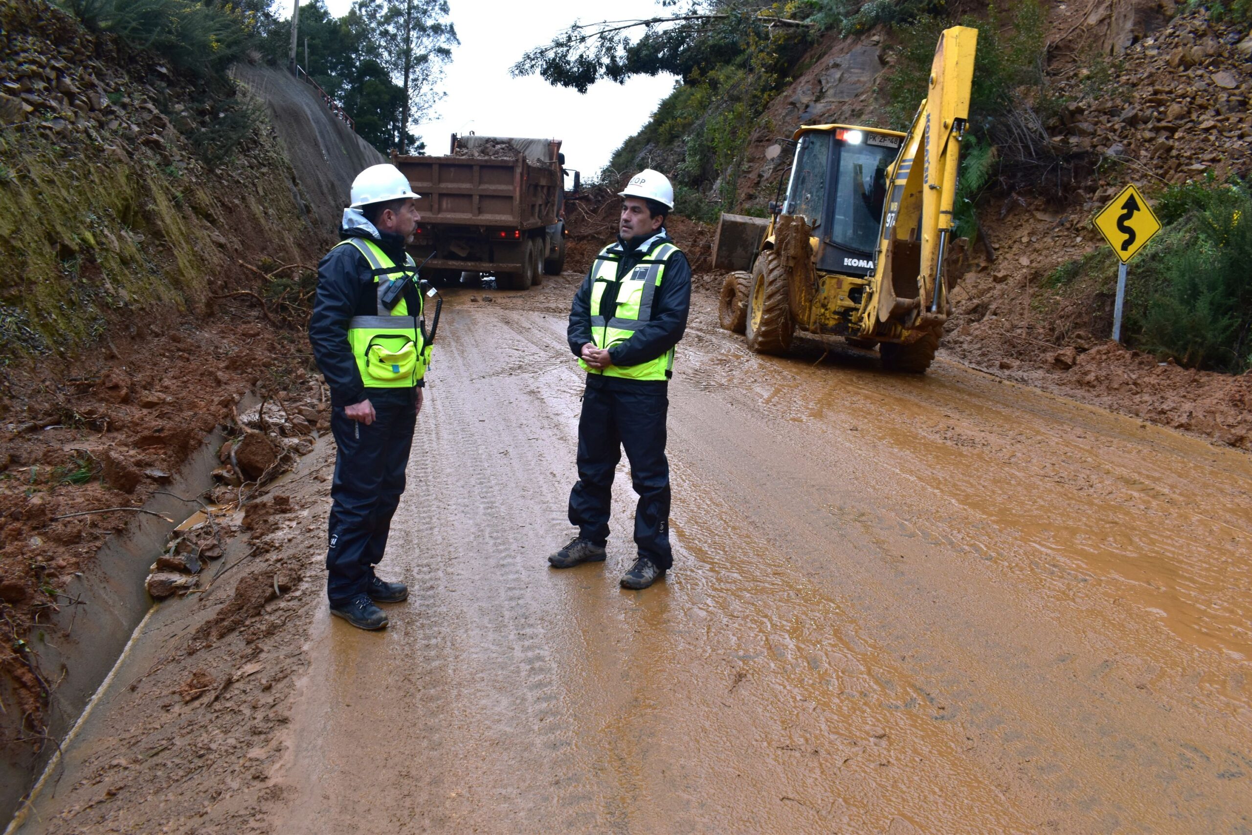 Luego de dos días de intensas faenas MOP despejó remoción en masa de Ruta Corral-Valdivia